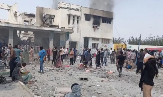 Le bambine di Minab e la “morte politica” della Guida: quando la guerra divora la verità