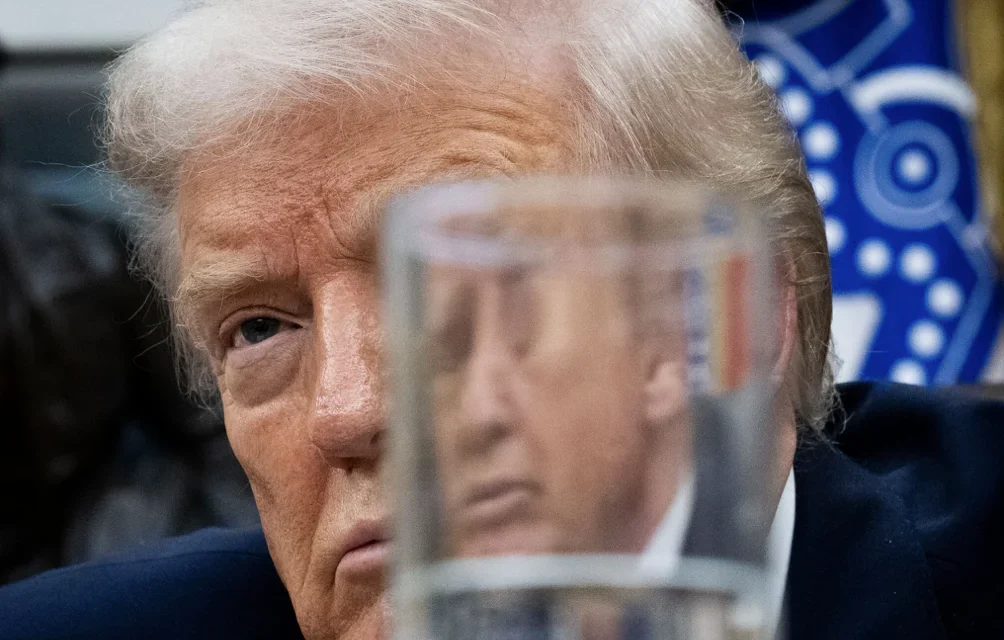 L’emergenza come truffa costituzionale: Trump insulta la Corte e sogna dazi-padroni