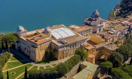 La Casa Comune si costruisce a Castel Gandolfo. Ma il mondo brucia ancora.