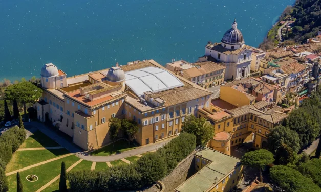 La Casa Comune si costruisce a Castel Gandolfo. Ma il mondo brucia ancora.