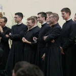 Una comunità in chiaroscuro