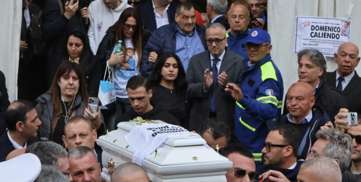 La piccola bara bianca e i bambini che dormono con i pugni chiusi