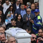 La piccola bara bianca e i bambini che dormono con i pugni chiusi