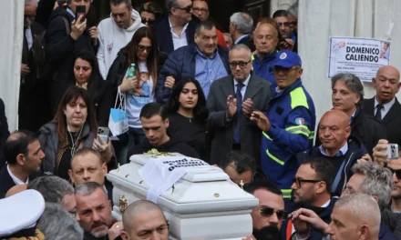 La piccola bara bianca e i bambini che dormono con i pugni chiusi