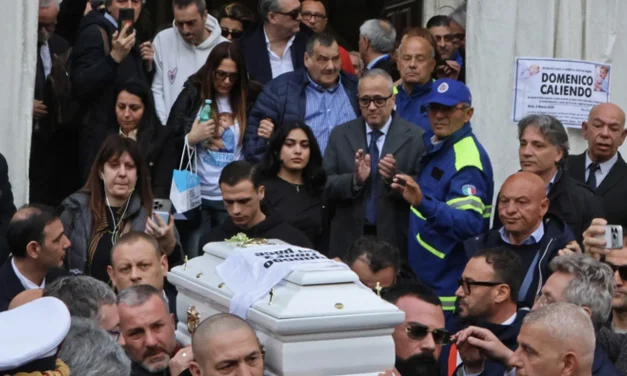 La piccola bara bianca e i bambini che dormono con i pugni chiusi