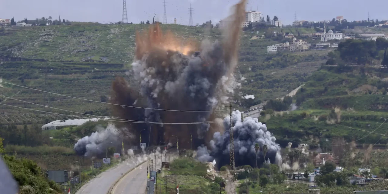 Libano, Israele demolisce i ponti sul Litani: «È la premessa all’invasione»