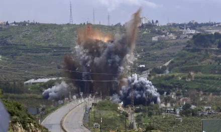 Libano, Israele demolisce i ponti sul Litani: «È la premessa all’invasione»