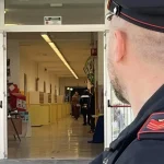 La scuola ferita: coltelli, spettacolo e il vuoto educativo