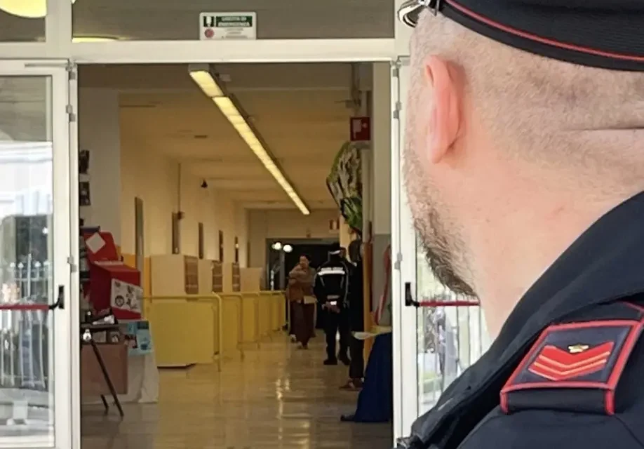 La scuola ferita: coltelli, spettacolo e il vuoto educativo