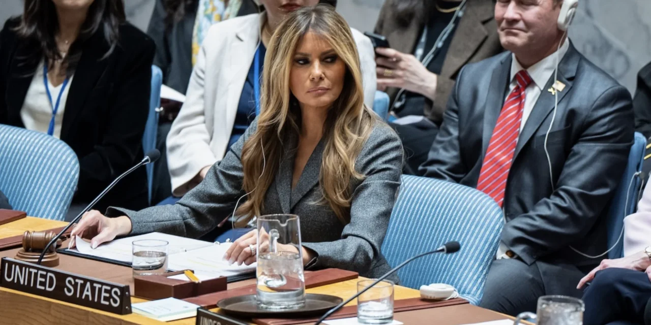 Melania Trump all’ONU. Il martelletto e le macerie