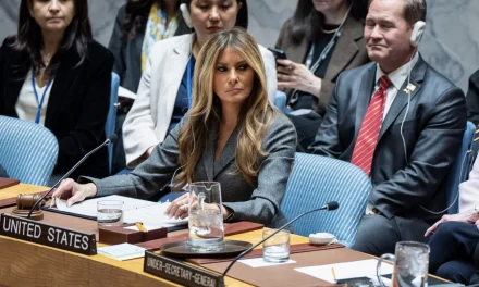 Melania Trump all’ONU. Il martelletto e le macerie