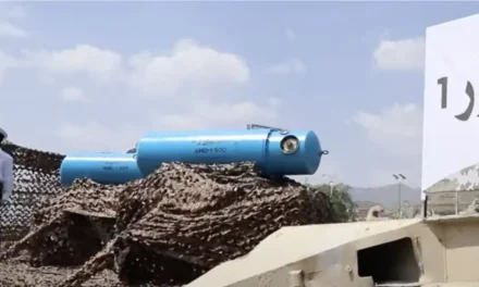 Trump prima bombarda, poi presenta il conto