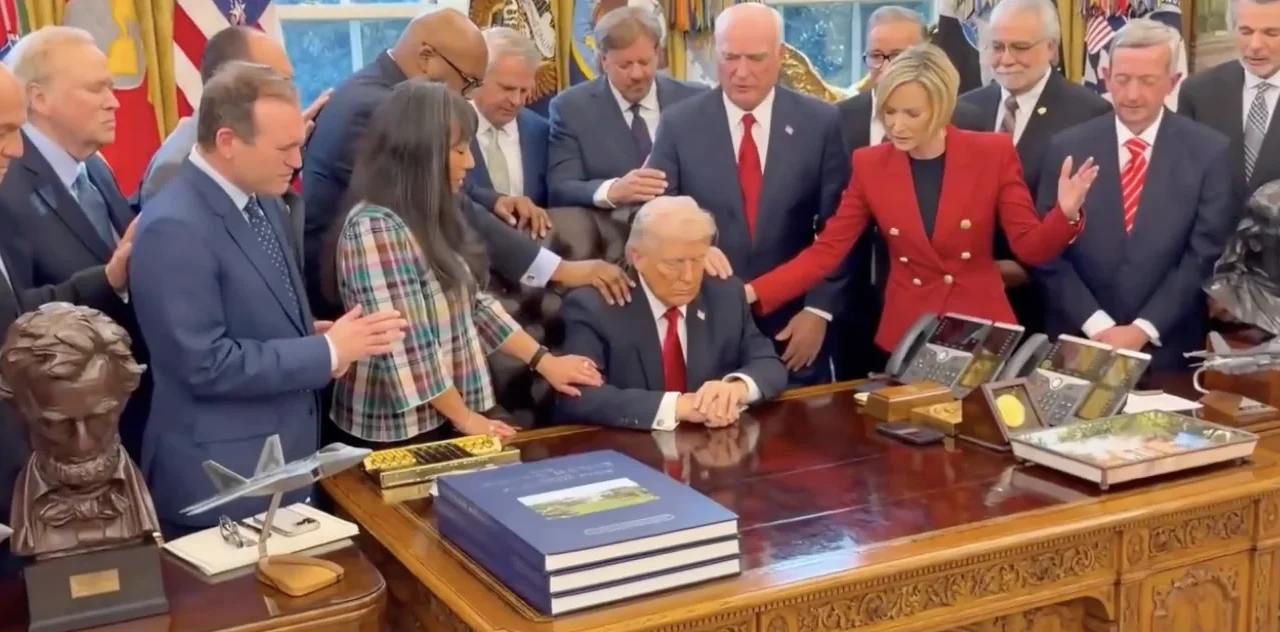 Il vitello d’oro ha la scrivania di mogano. Note sul “dio” che benedice le bombe.