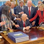 Il vitello d’oro ha la scrivania di mogano. Note sul “dio” che benedice le bombe.