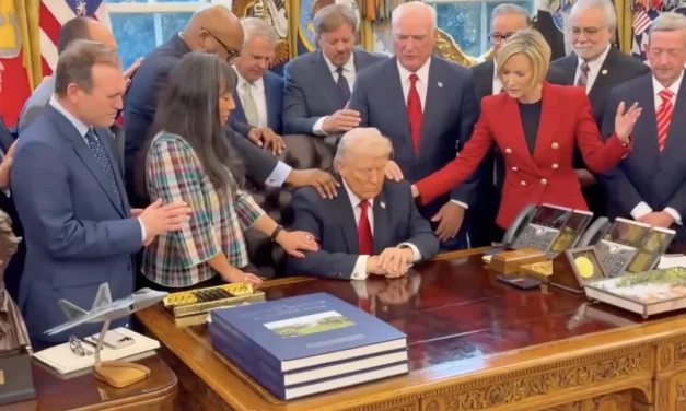 Il vitello d’oro ha la scrivania di mogano. Note sul “dio” che benedice le bombe.