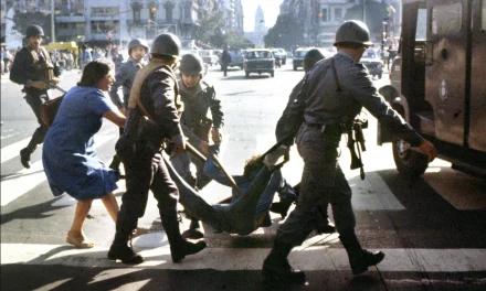 In Argentina a 50 anni dalla dittatura ci sono morti senza tomba e vivi senza nome