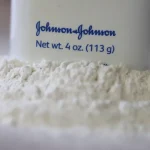 Talco, amianto e tumori: in Scozia si apre un nuovo fronte giudiziario contro Johnson & Johnson