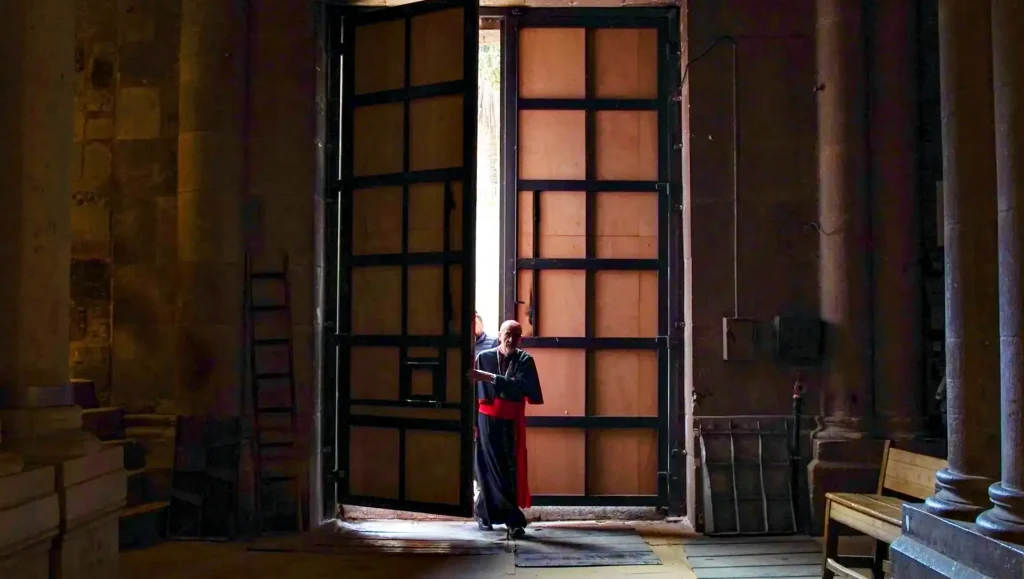 card pizzaballa apre la porta del santo sepolcro 1