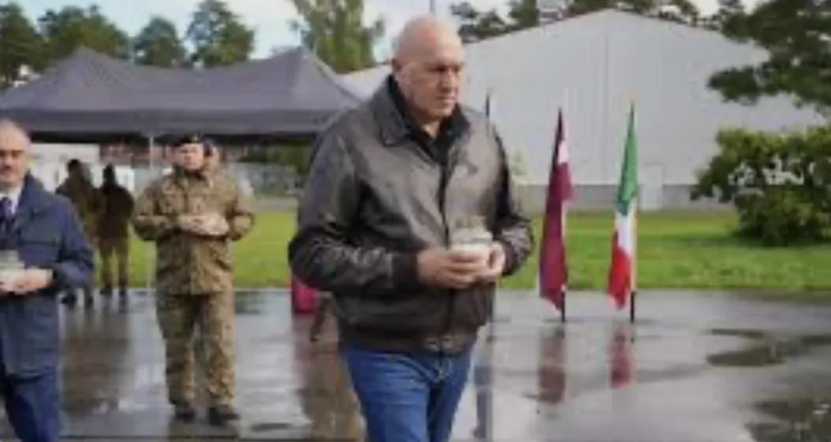 Crosetto, l’illusione di Sigonella: dice no alla guerra illegale contro l’Iran ma lascia aperta Aviano