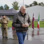 Crosetto, l’illusione di Sigonella: dice no alla guerra illegale contro l’Iran ma lascia aperta Aviano