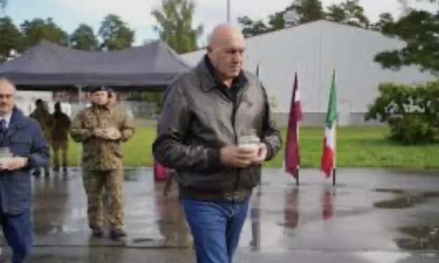 Crosetto, l’illusione di Sigonella: dice no alla guerra illegale contro l’Iran ma lascia aperta Aviano