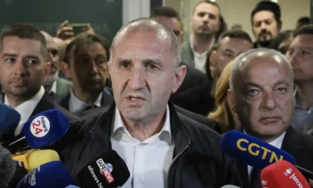 Radev vince in Bulgaria con la maggioranza assoluta: è davvero il nuovo Orbán o è l’opposto?