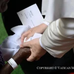 Leone XIV in Africa: il Papa che impara dagli anziani il nome giusto per dire casa