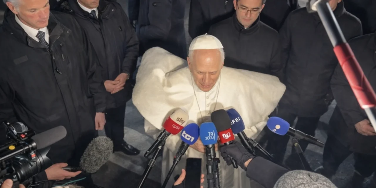 La voce disarmata che sfida il mondo armato