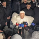 La voce disarmata che sfida il mondo armato