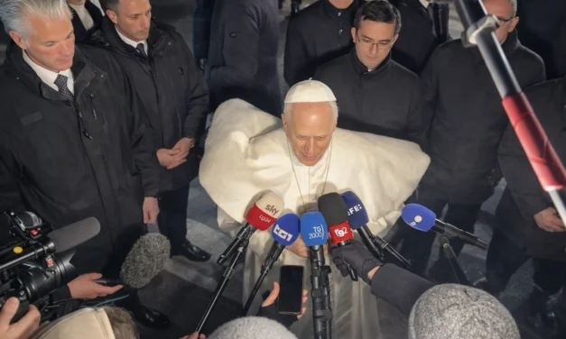 La voce disarmata che sfida il mondo armato