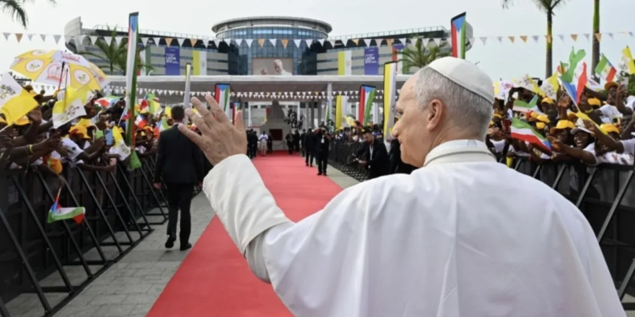 Leone XIV arriva in Guinea Equatoriale nell’anniversario della scomparsa di Papa Francesco
