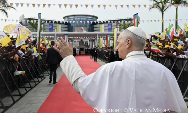Leone XIV arriva in Guinea Equatoriale nell’anniversario della scomparsa di Papa Francesco