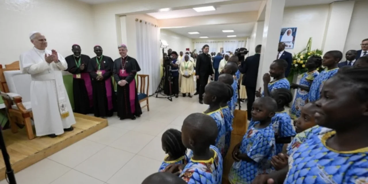 Il Papa che si inginocchia