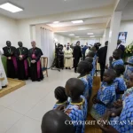 Il Papa che si inginocchia