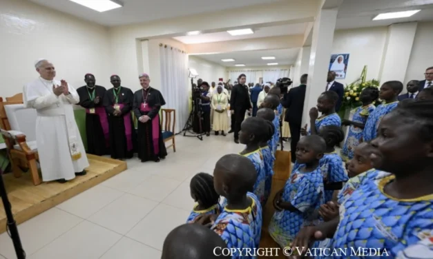 Il Papa che si inginocchia