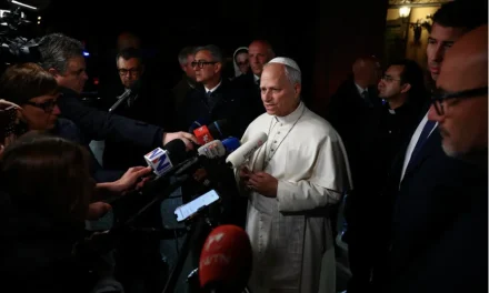 Leone XIV contro Trump: “Minacciare un intero popolo non è accettabile.”