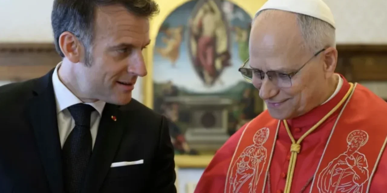 Macron il protocanonico e il Papa