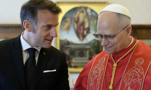 Macron il protocanonico e il Papa