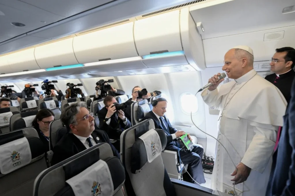 leone xiv in aereo per algeri