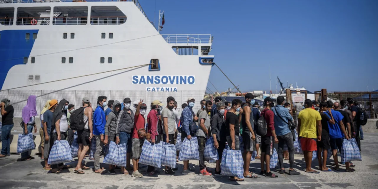 L’Albania e i migranti: una storia di simboli, costi e battaglie legali