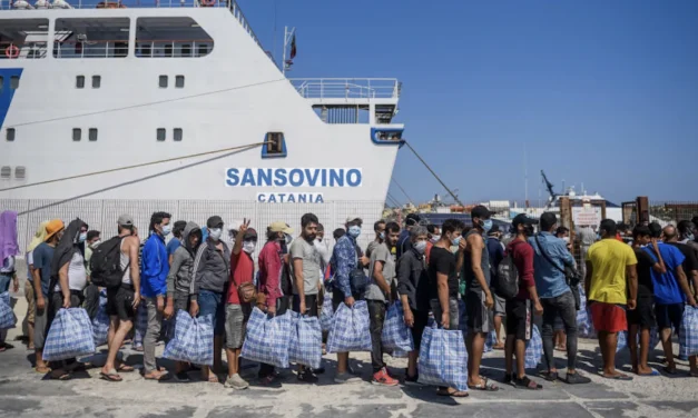 L’Albania e i migranti: una storia di simboli, costi e battaglie legali