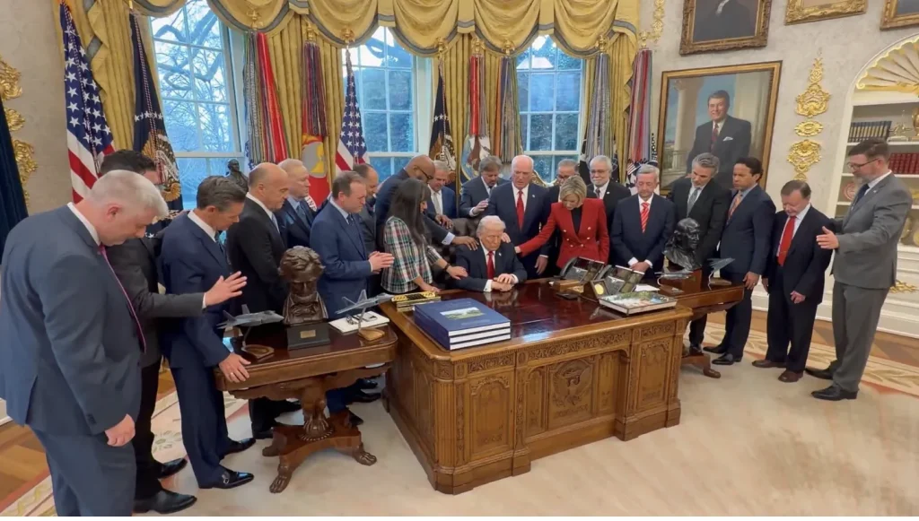 Trump, il sangue di Butler e la teologia del potere 1 pastori pregano su trump