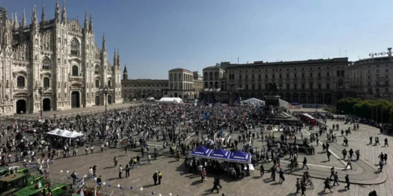 La Madonnina e la piazza vuota