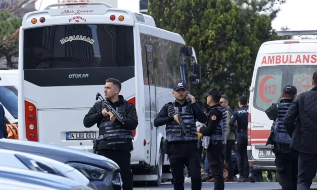 Spari davanti al consolato israeliano a Istanbul: un morto e due arresti. La pista Isis