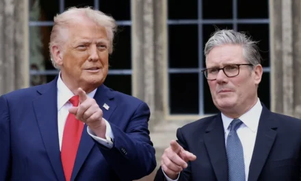 Il nemico di carta e lo specchio rotto