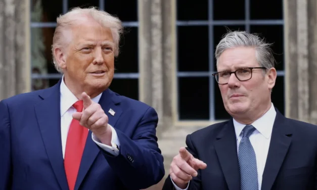 Il nemico di carta e lo specchio rotto