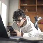 La dipendenza dei giovani dallo schermo e dai telefonini