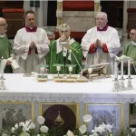 L’altare non ha due facce. Un solo popolo, una sola Messa