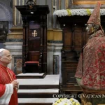 Napoli, la cura e il sangue: Leone XIV nel Duomo dove la fede non può diventare abitudine