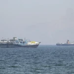 Hormuz, nave HMM Namu in fiamme: la crisi dello Stretto tra missili, petrolio e guerra delle versioni